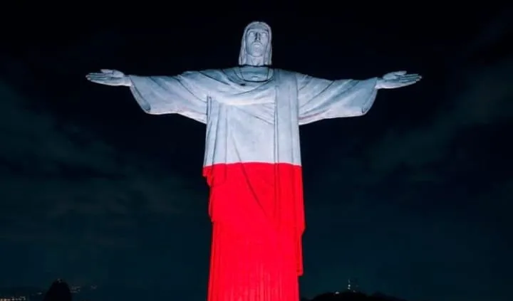 Cristo Redentor é iluminado com cores da Polônia em homenagem ao Dia da Constituição