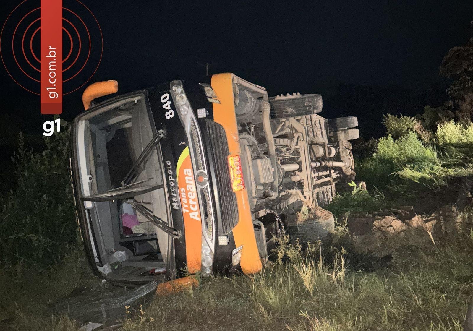 VÍDEO: Ônibus que saiu de Cruzeiro do Sul tomba na BR-364 | G1