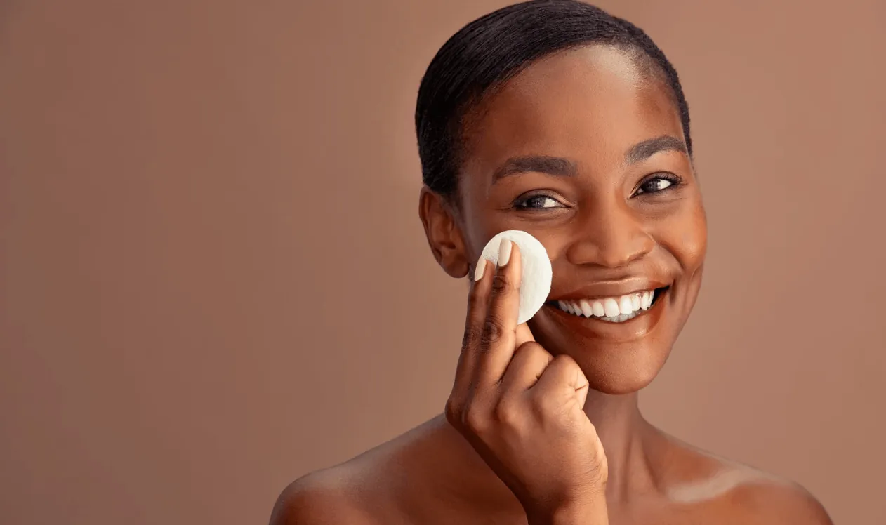 Calor piora pele oleosa; veja rotina que ajuda a controlar o brilho