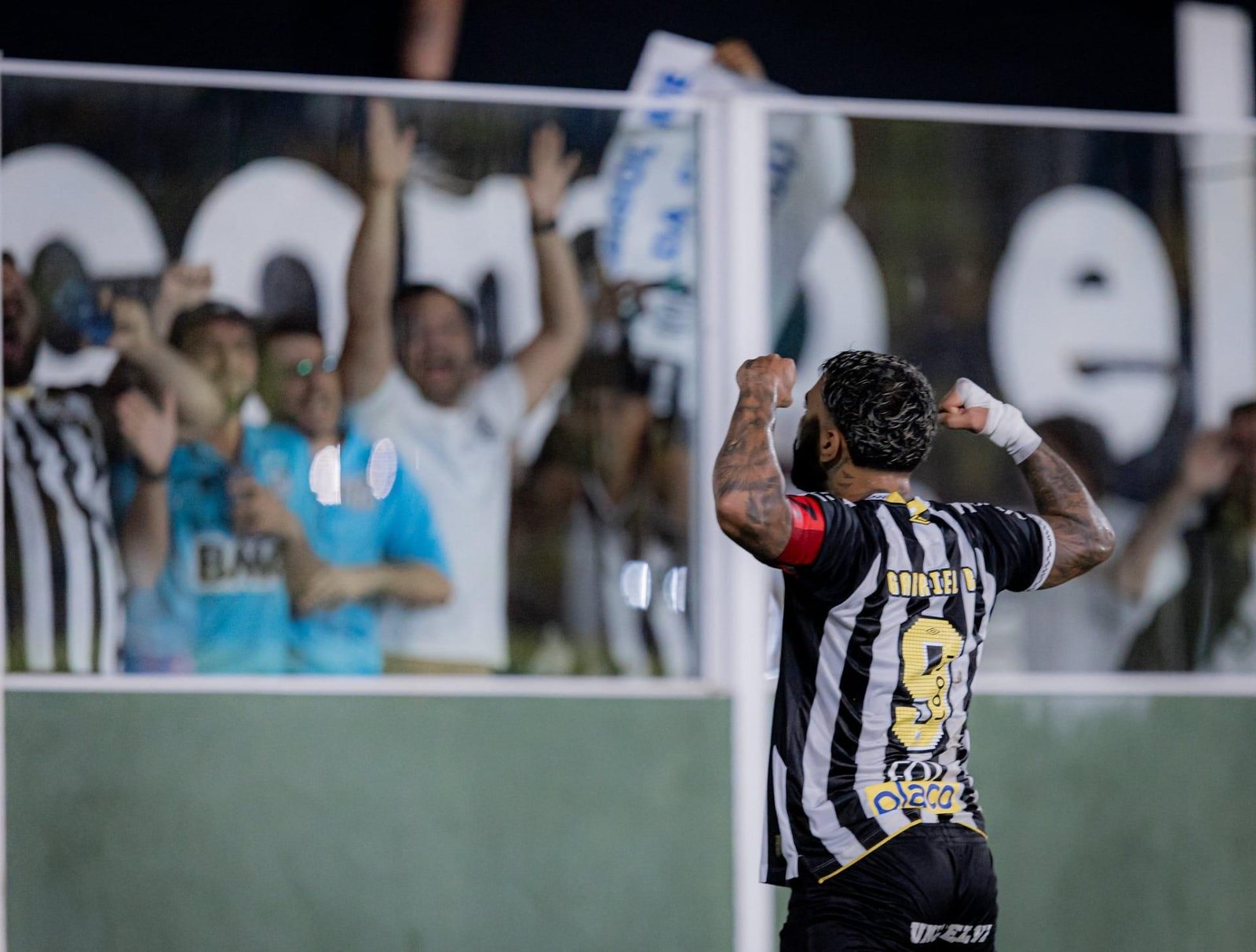 Gabigol celebra gols decisivos e pede Ancelotti na Vila para "ver o Neymar"