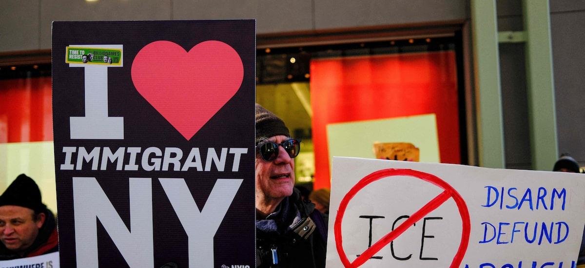 Milhares marcham por Manhattan em protesto contra repressões do ICE nos Estados Unidos