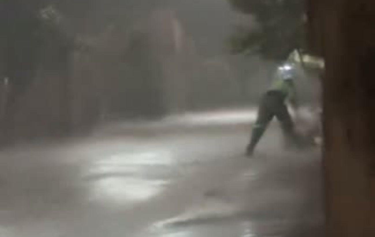 'E ali vai o trabalhador', desabafou arquiteto ao filmar gari na chuva | G1