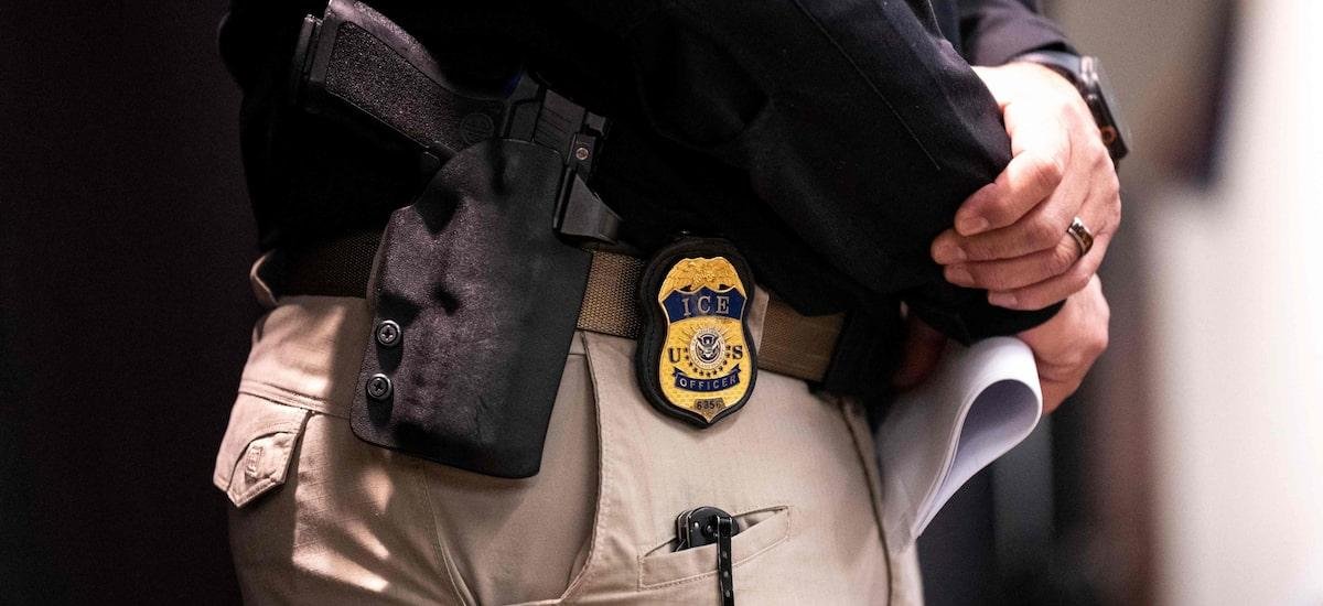 Agente do ICE tenta entrar no consulado do Equador em Minneapolis, nos EUA