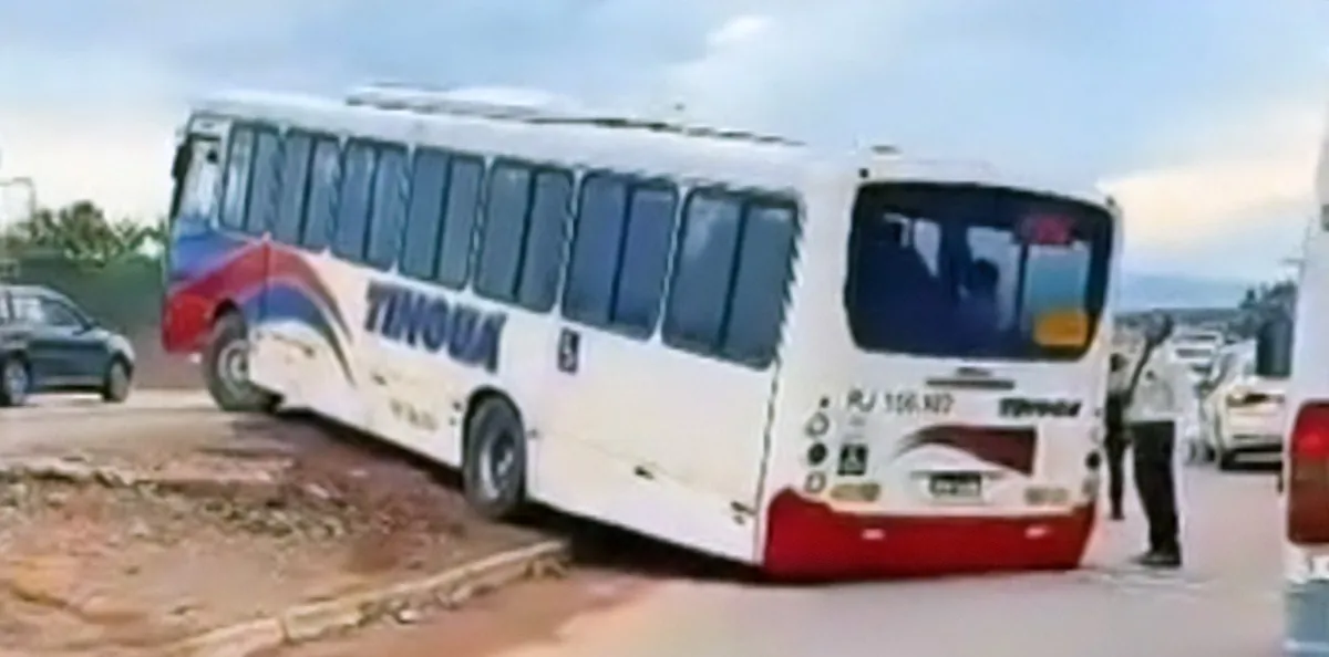 Ônibus encalha na Dutra ao tentar desviar de trânsito em Nova Iguaçu | G1