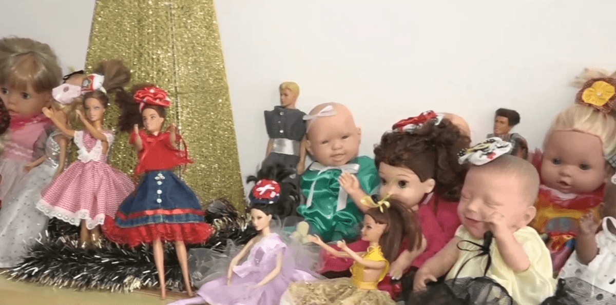 Irmãs restauram bonecas do lixo em brinquedos novos para crianças carentes