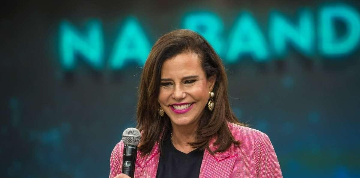 Narcisa leva tombo em baile no Copacabana Palace e reage na hora