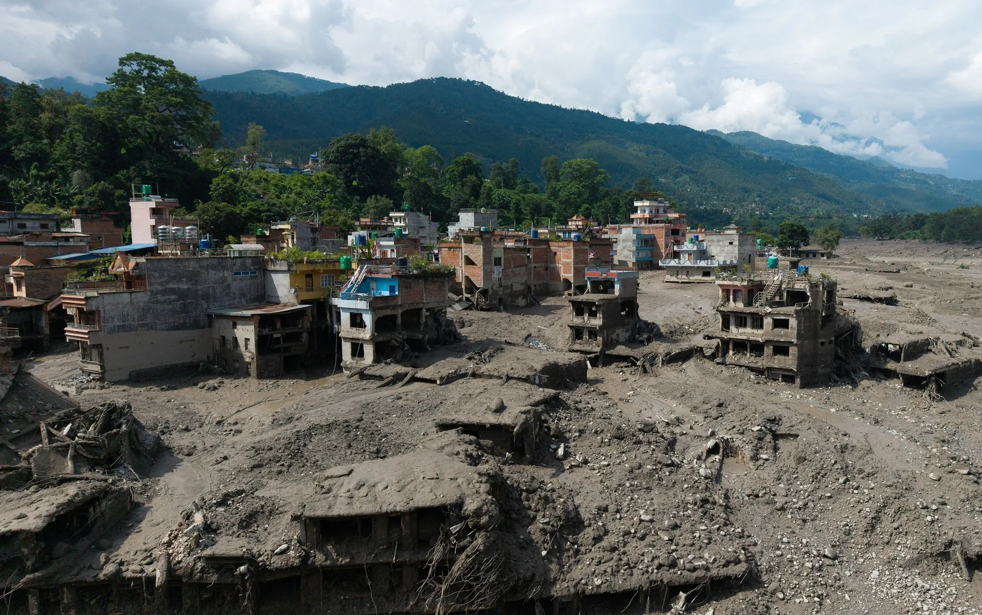 Pessoas de 35 países estão desaparecidas após avalanche no Nepal e na China; nenhuma delas é brasileira