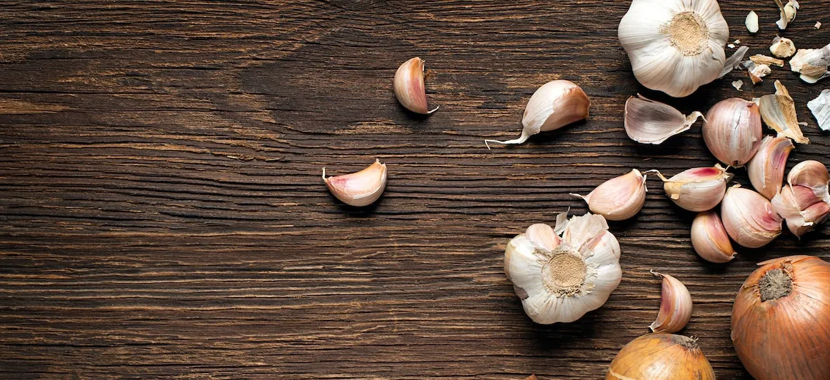 Como alho e cebola contribuem para a saúde intestinal? Veja como utilizá-los em receitas deliciosas