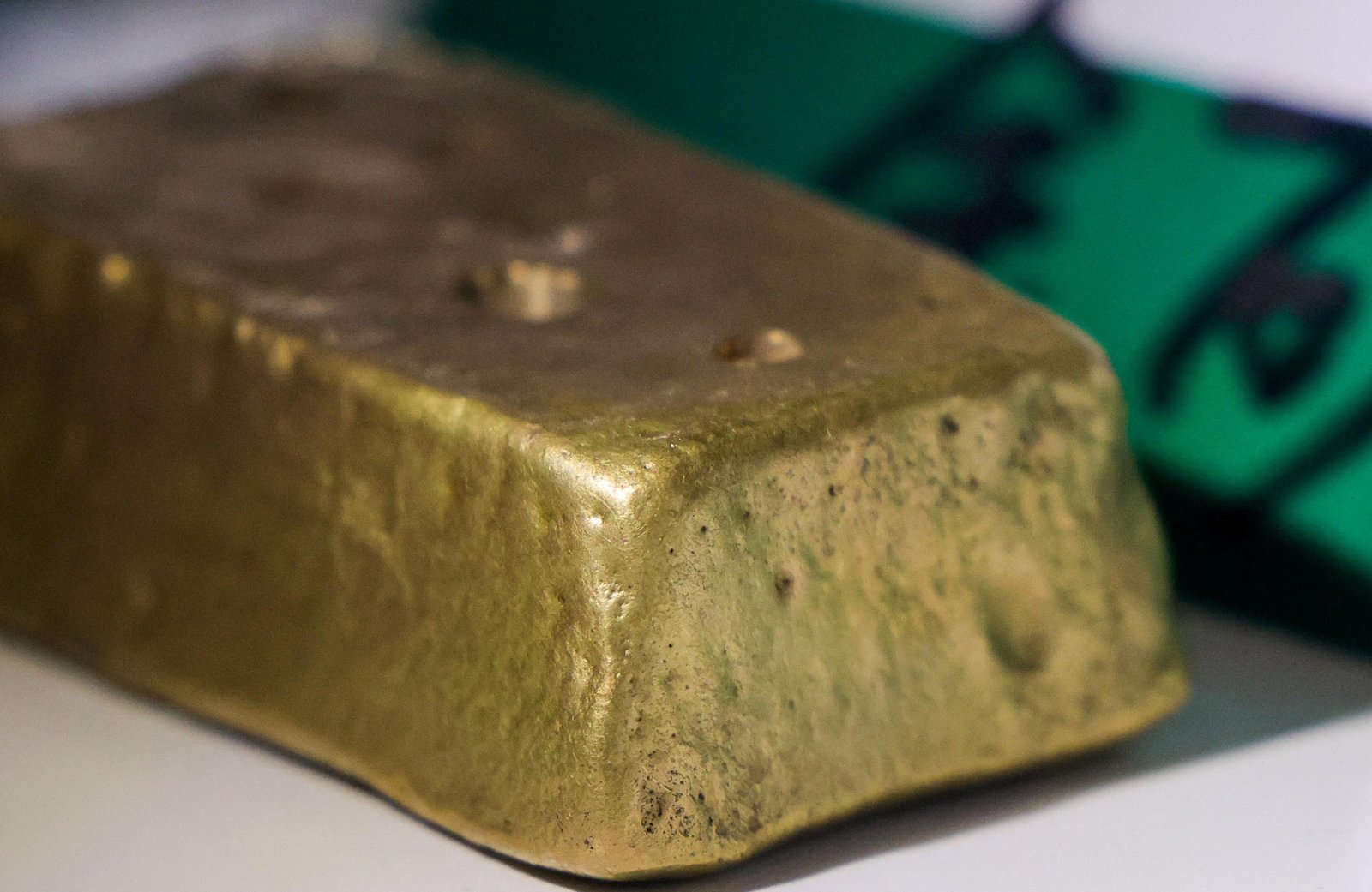 Ouro volta a subir e bate US$ 5 mil, com tensões entre EUA e Irã e cenário incerto para os juros | G1