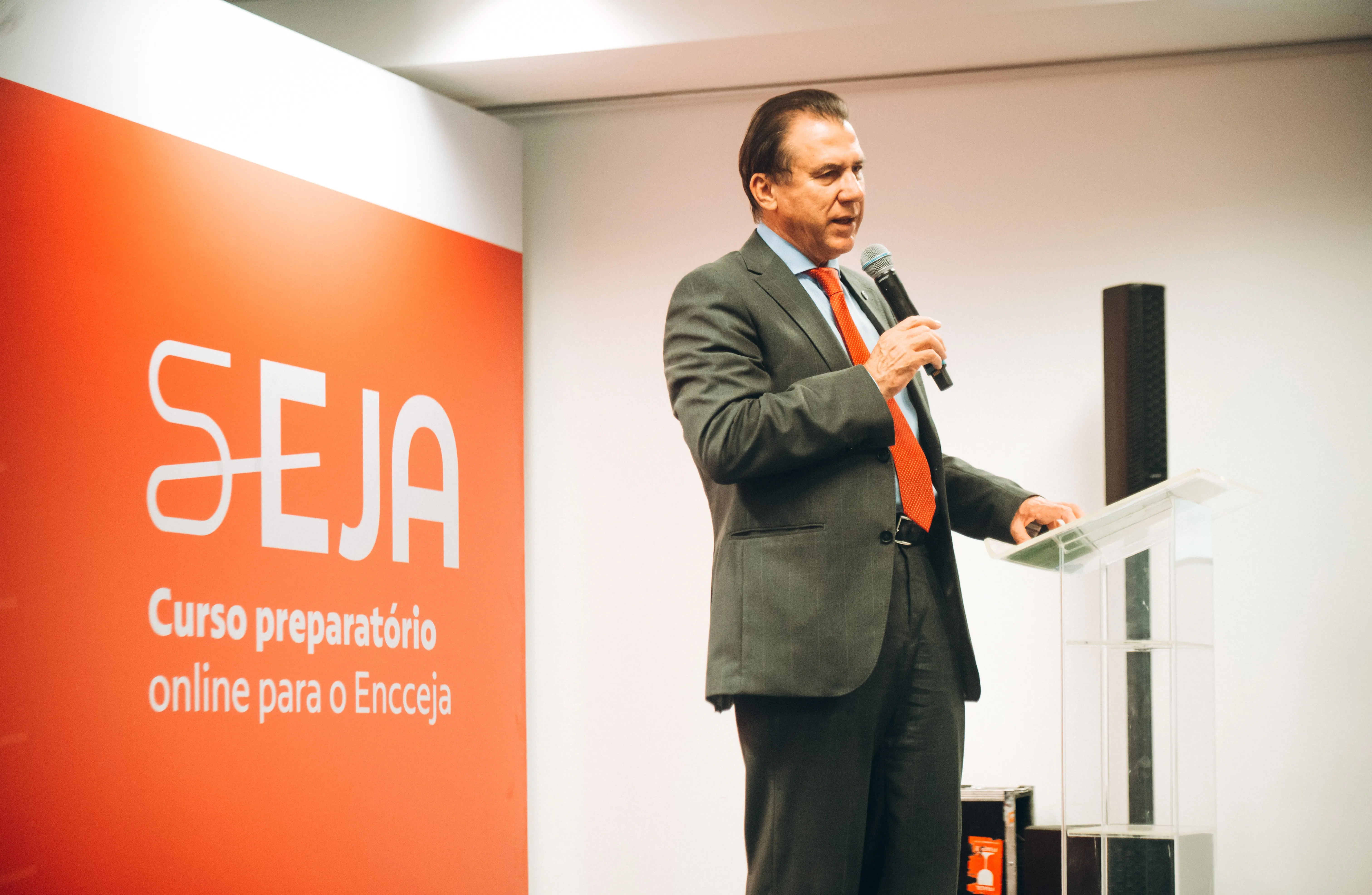 Entregador de bicicleta 'não é empreendedor, é escravo do trabalho', diz ministro ao defender regulação de apps