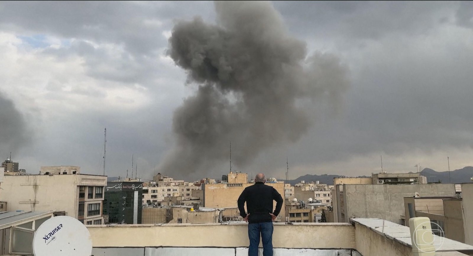 Caos no Oriente Médio: no terceiro dia de confrontos, Irã lança drones contra a maior refinaria de petróleo da Arábia Saudita | G1