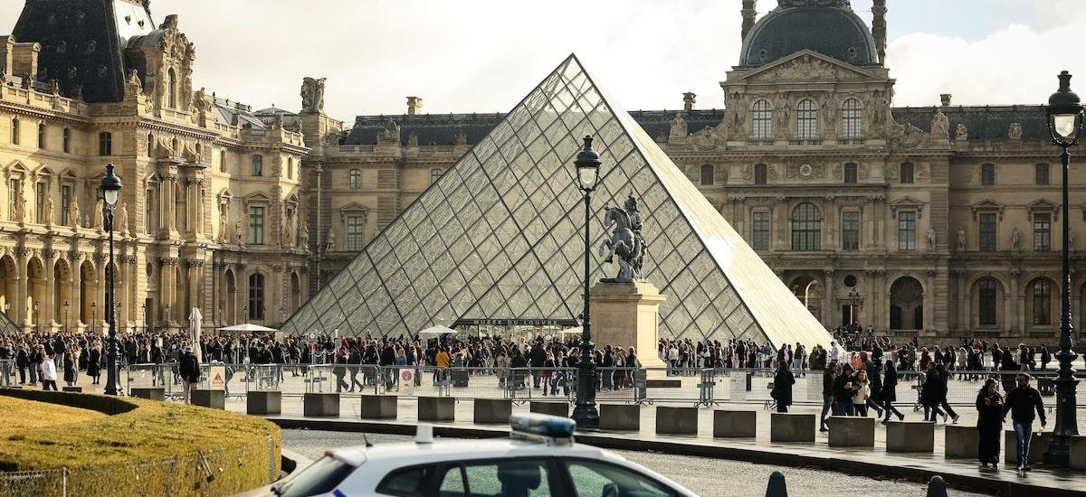 Emissora francesa divulga imagens inéditas de roubo no Museu do Louvre; veja vídeo
