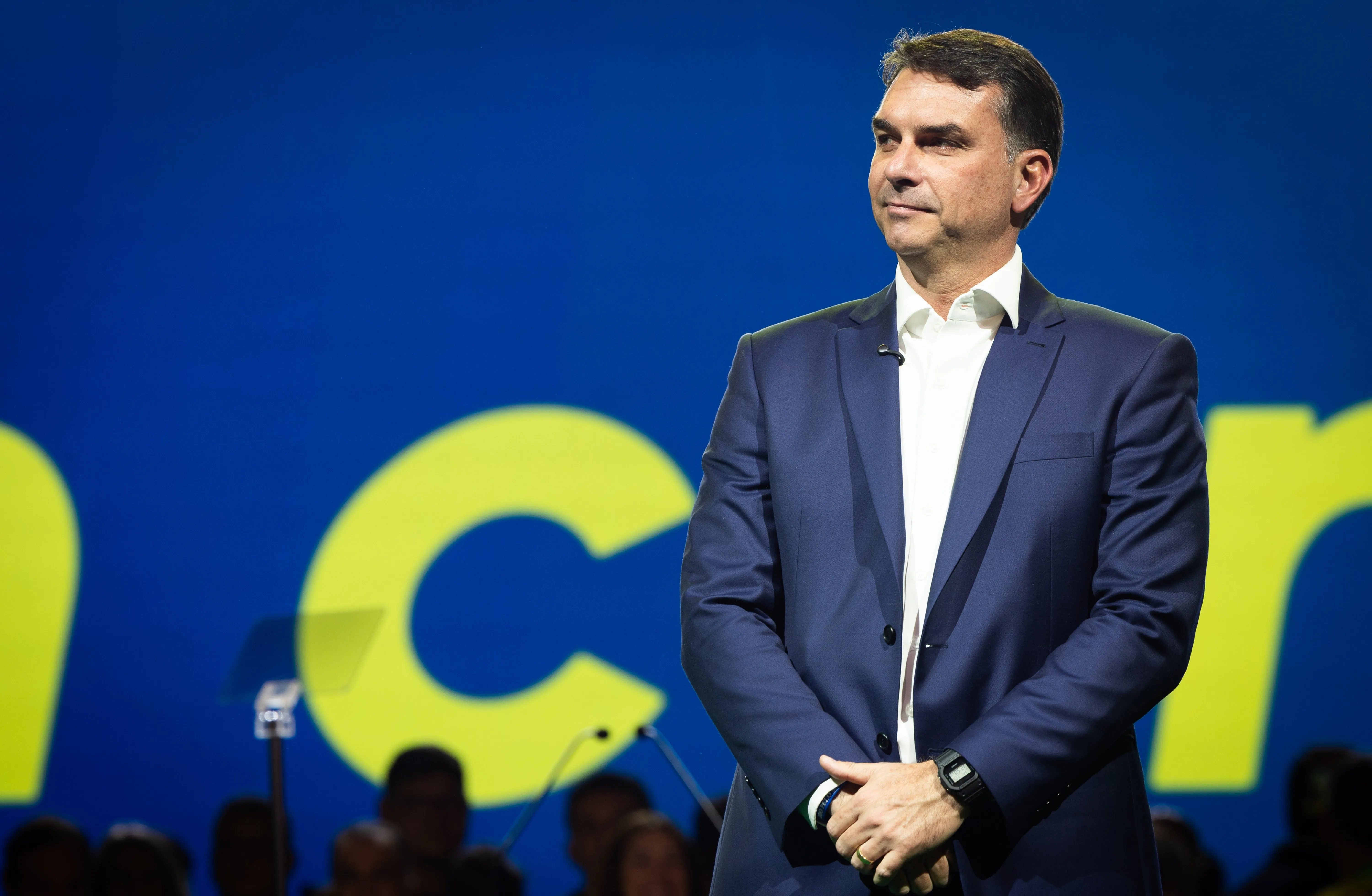 Flávio Bolsonaro deve prestar depoimento à PF em inquérito sobre calúnia contra presidente Lula