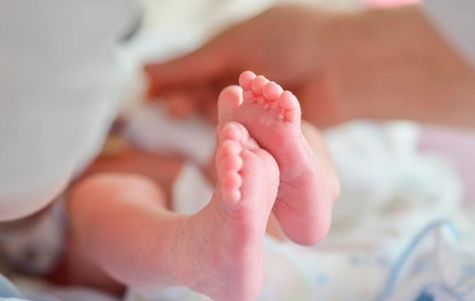 Pai denuncia mãe que torturou filha e expôs bebê nu em rede social