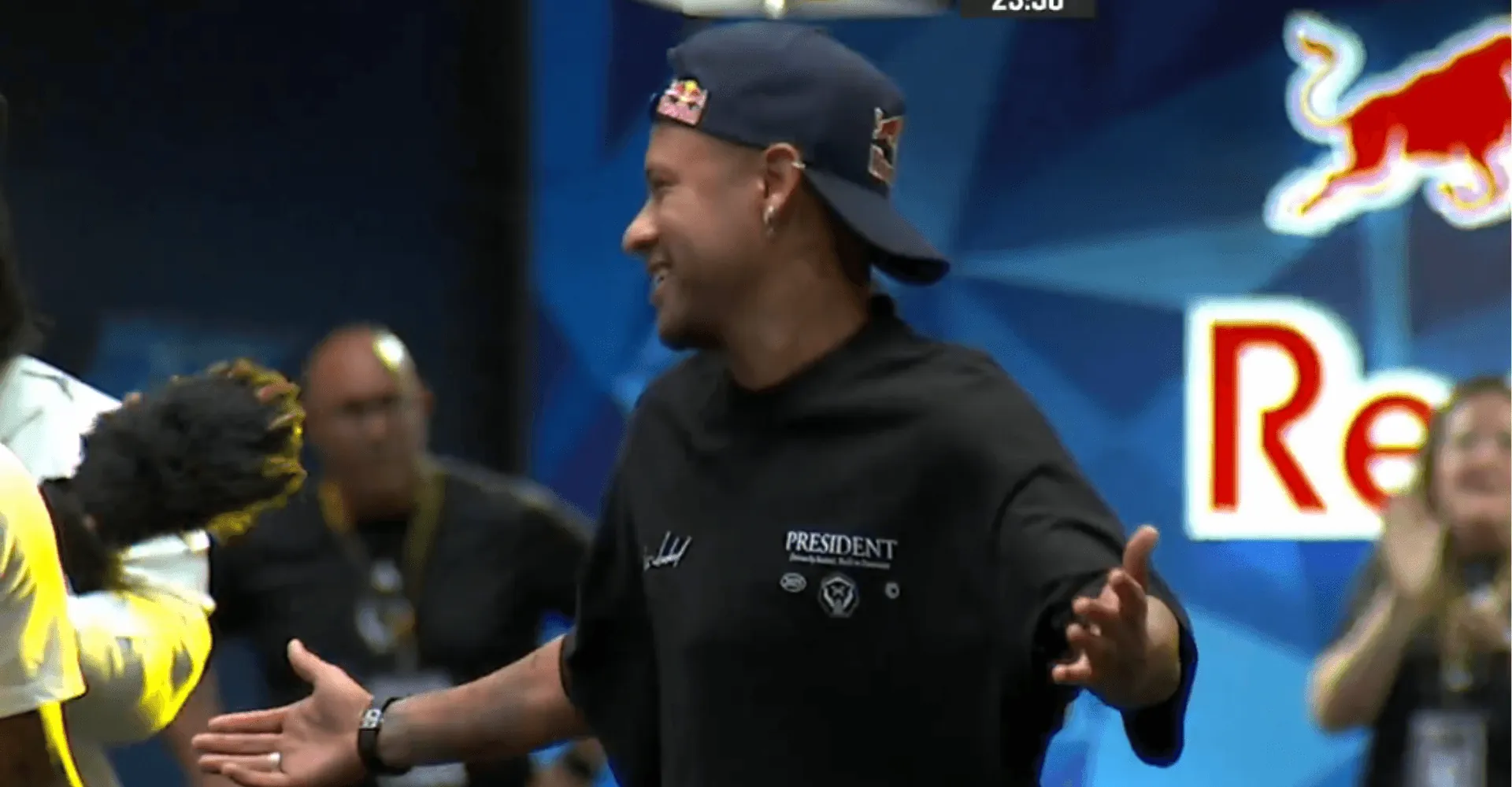 Fora da lista de Ancelotti, Neymar bate pênalti na Kings League; veja