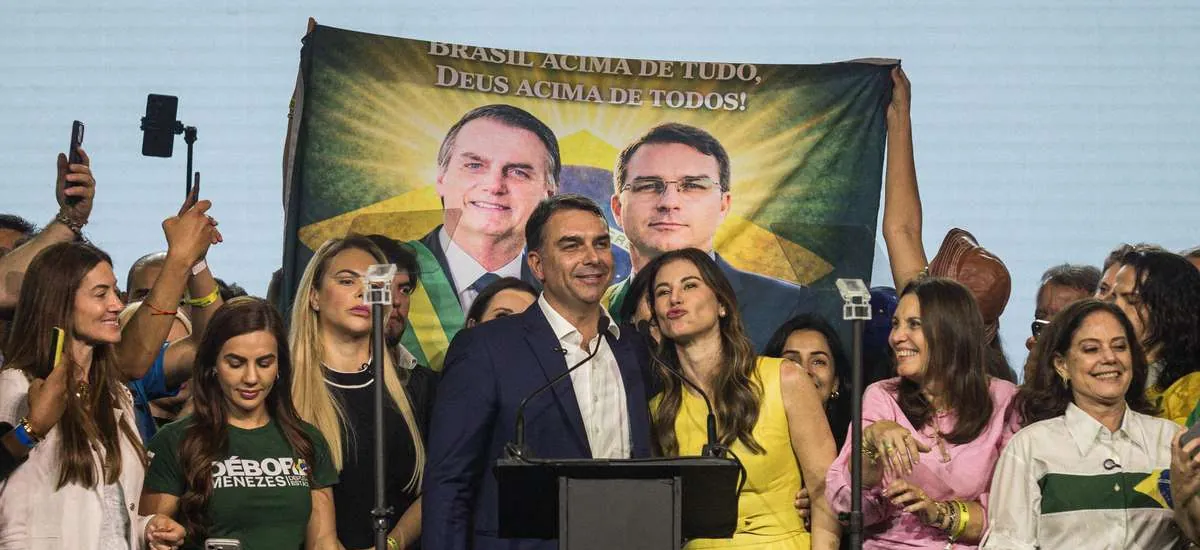Convenção para candidatura de Flávio tem foco ‘em nosso líder’ Bolsonaro e críticas a Moraes