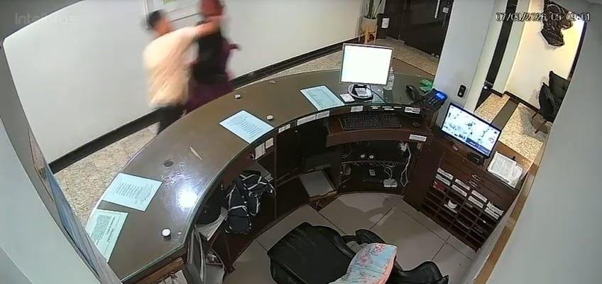 Novas imagens mostram agressão contra recepcionista em hotel de Curitiba