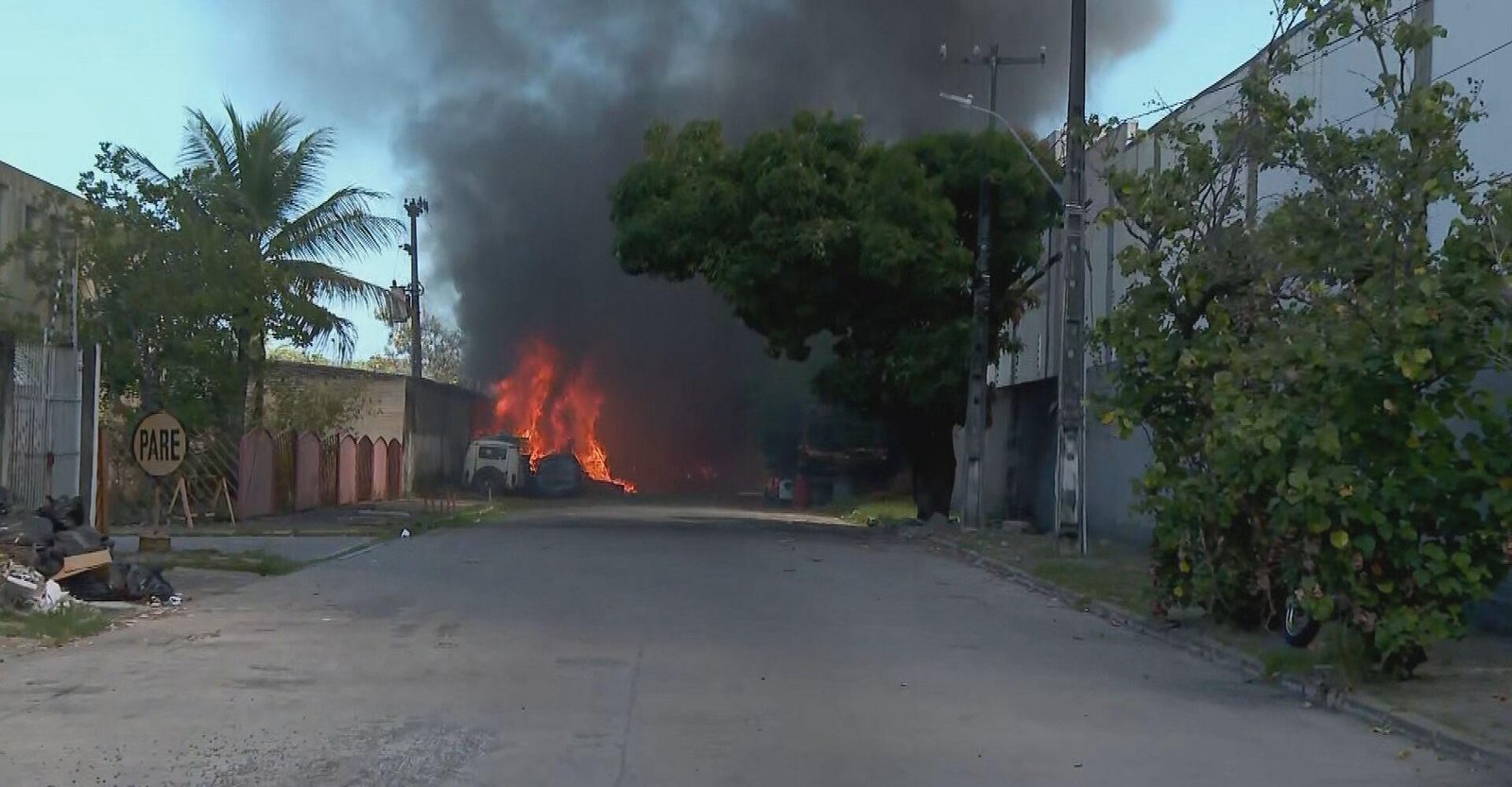 Incêndio atinge depósito após fio cair de poste na Imbiribeira | G1
