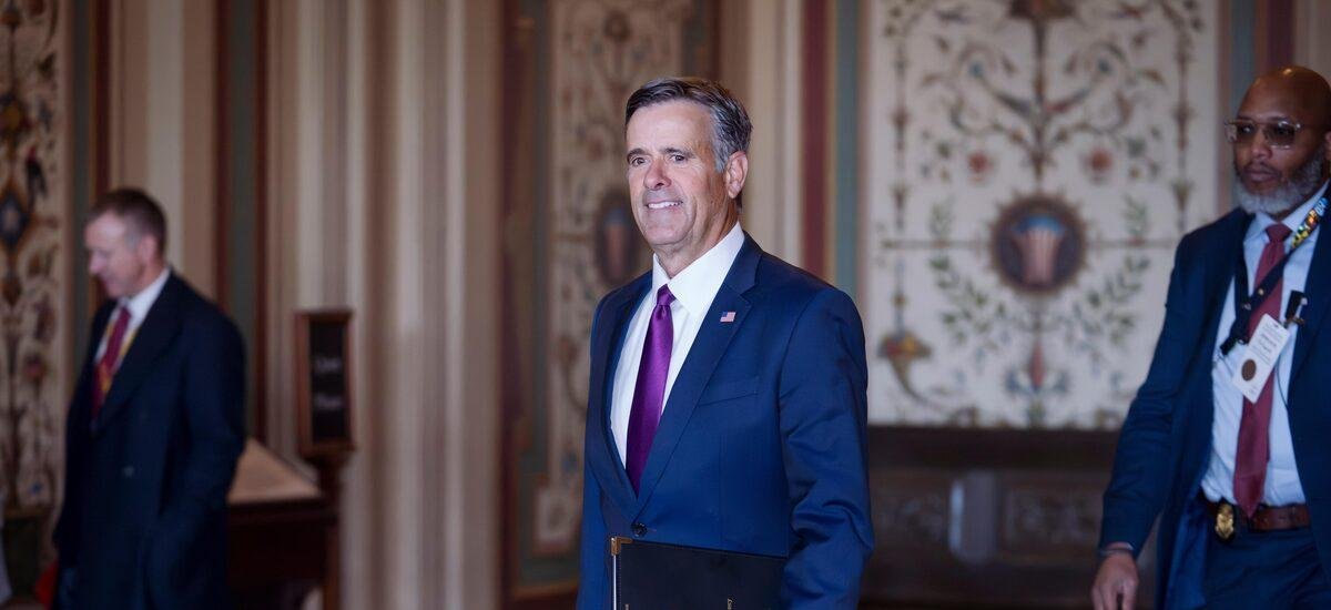 Diretor da CIA se encontra com presidente interina da Venezuela em Caracas