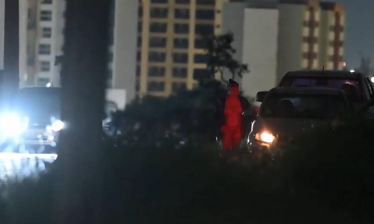 Nua, misteriosa do sobretudo desafia a PM e se esbalda na fila do bumbum guloso