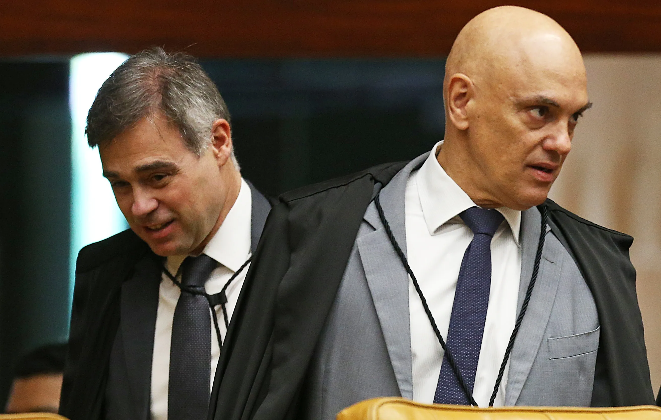 O contra-ataque de Moraes a Mendonça: a crise inédita na história do Supremo - O Assunto #1798
