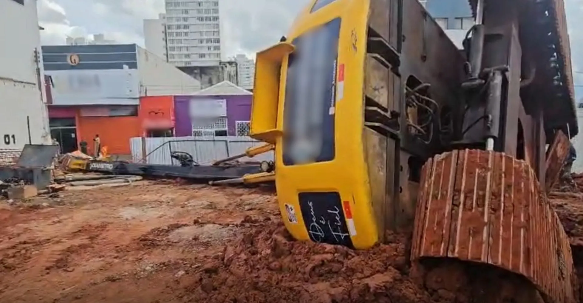 Perfuratriz de 29 metros tomba e lança cai sobre rua de Uberlândia | G1