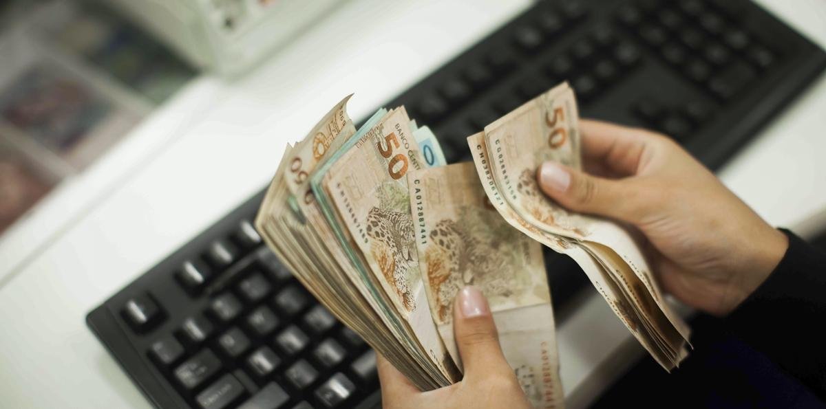 O que cada signo precisa fazer para nunca mais ficar sem dinheiro