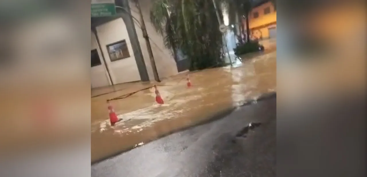 Rio transborda durante chuva forte e causa alagamentos em Itatiba | G1
