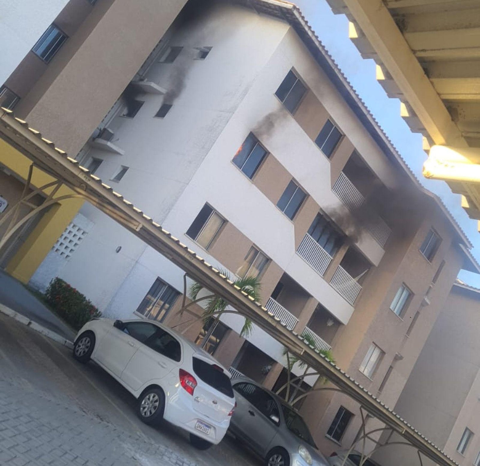 Morador fica inconsciente durante incêndio em apartamento na Barra dos Coqueiros | G1