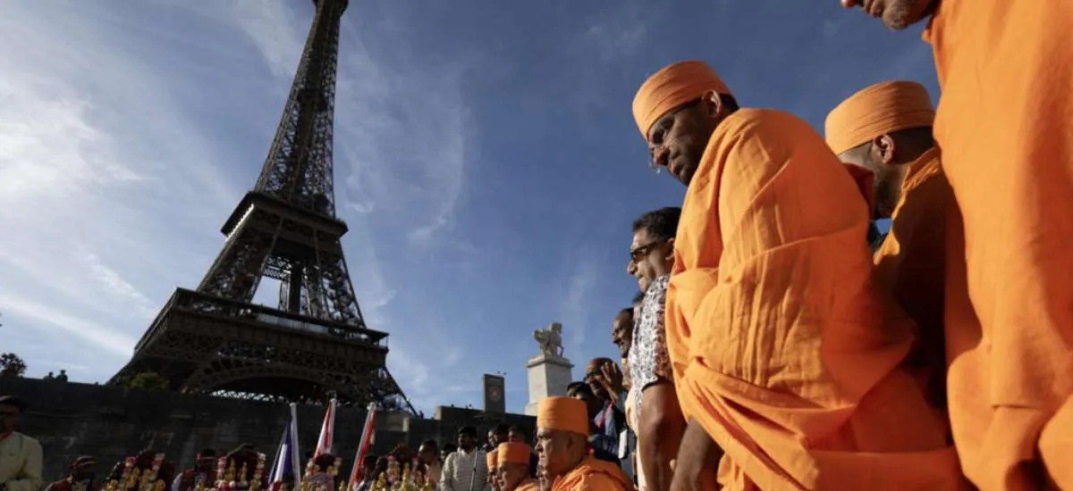 Torre Eiffel reabre após greve contra exclusão de funcionárias durante visita de grupo hindu
