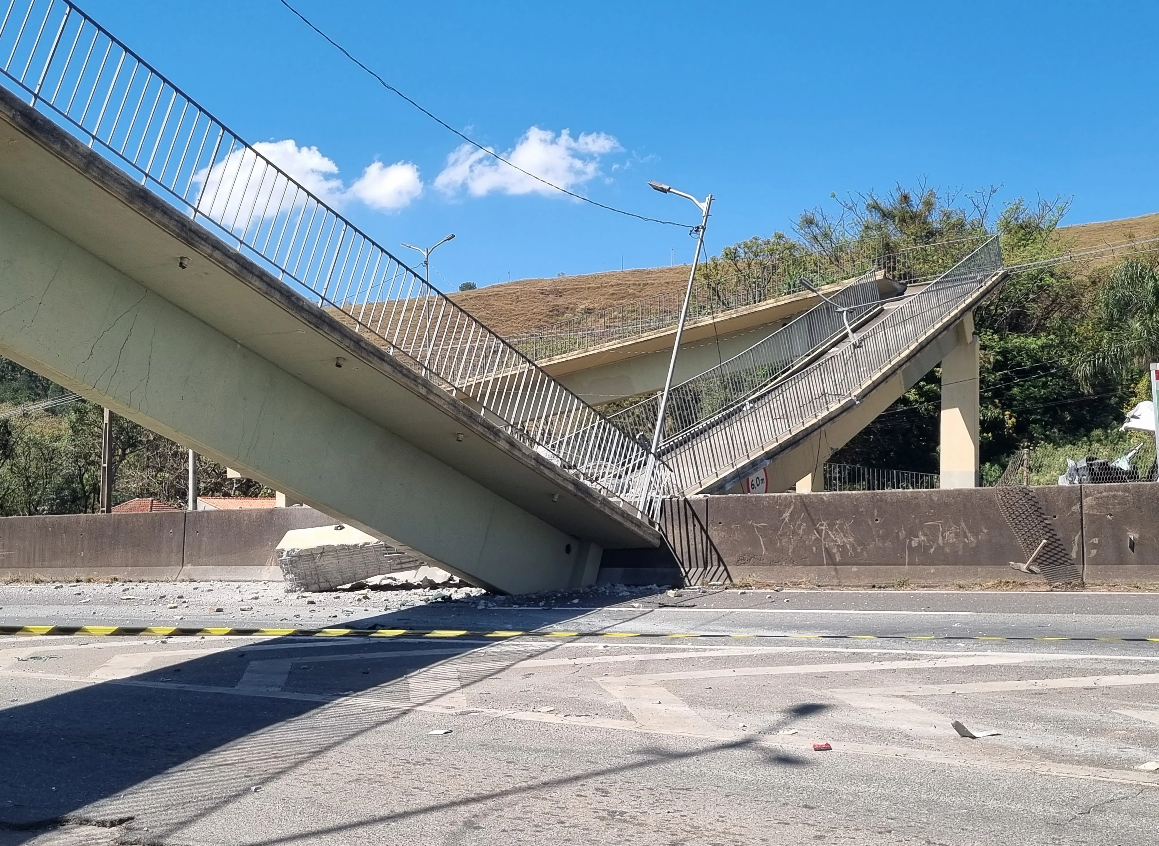 Queda de passarela na Fernão Dias causa congestionamento em MG; veja rota alternativa