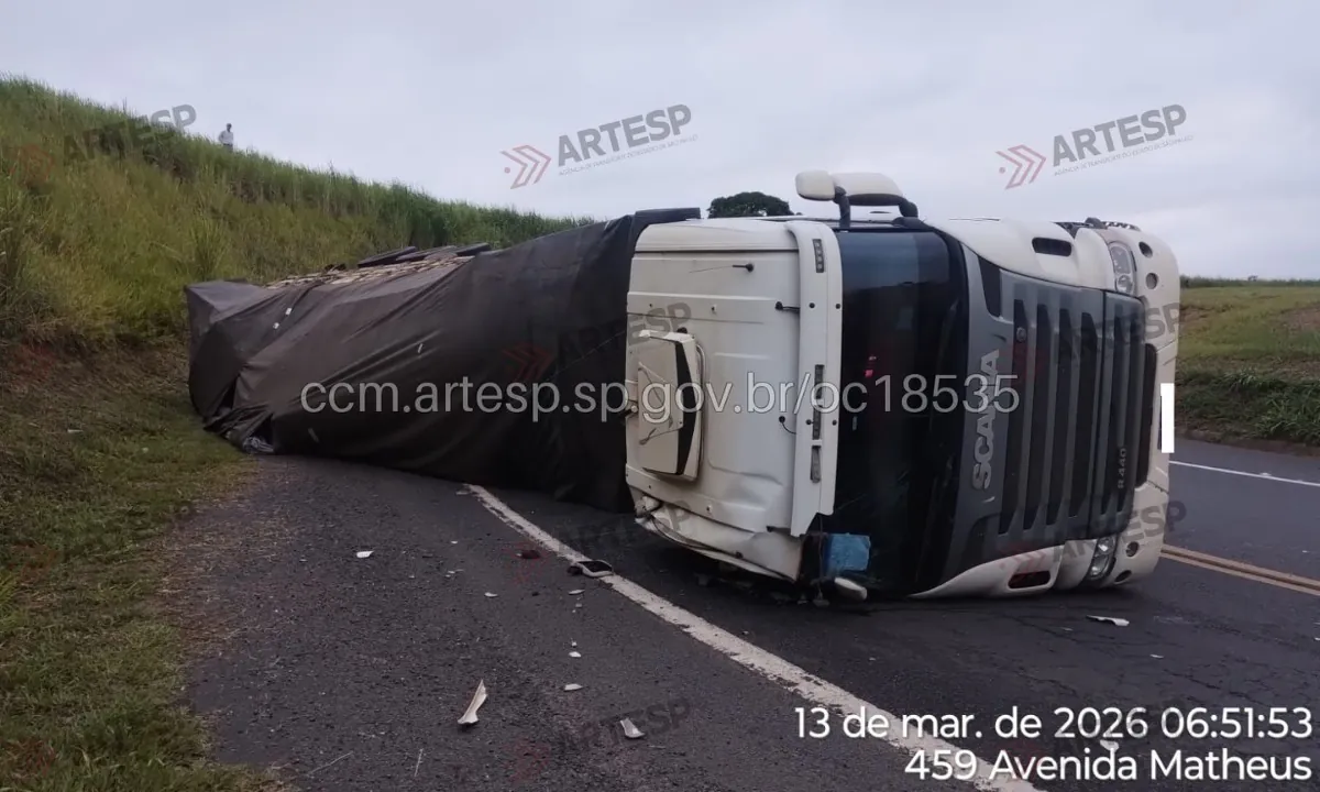 Carreta tomba após motorista dormir ao volante e interdita estrada | G1