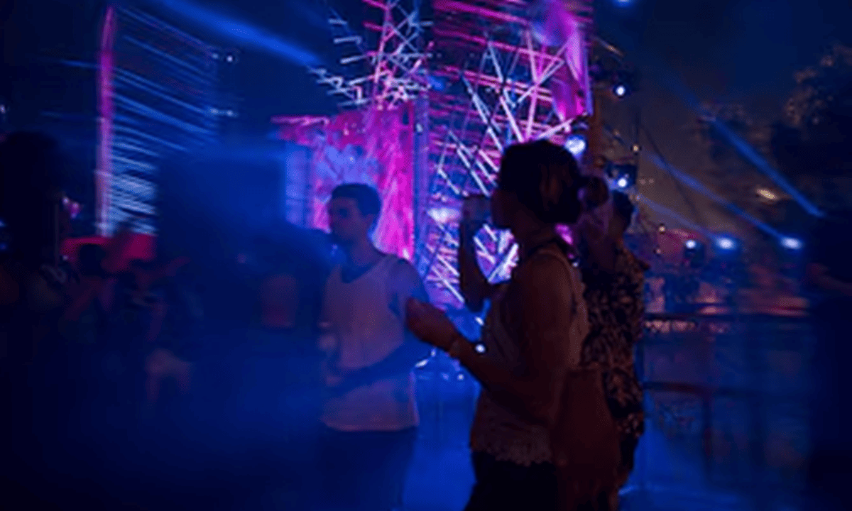 Cliente morde orelha e decepa dedo de segurança ao ser tirado de boate