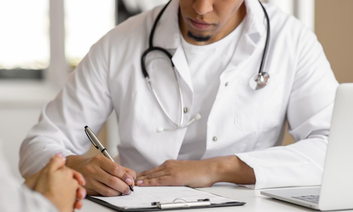 O que levar em consideração antes de escolher um médico