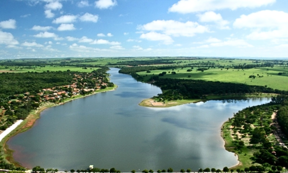 Jovem é internada em estado grave após ser resgatada de afogamento | G1