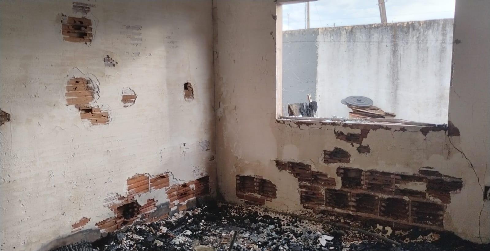 Incêndio atinge casa no bairro Jardim Primavera, em Montes Claros | G1