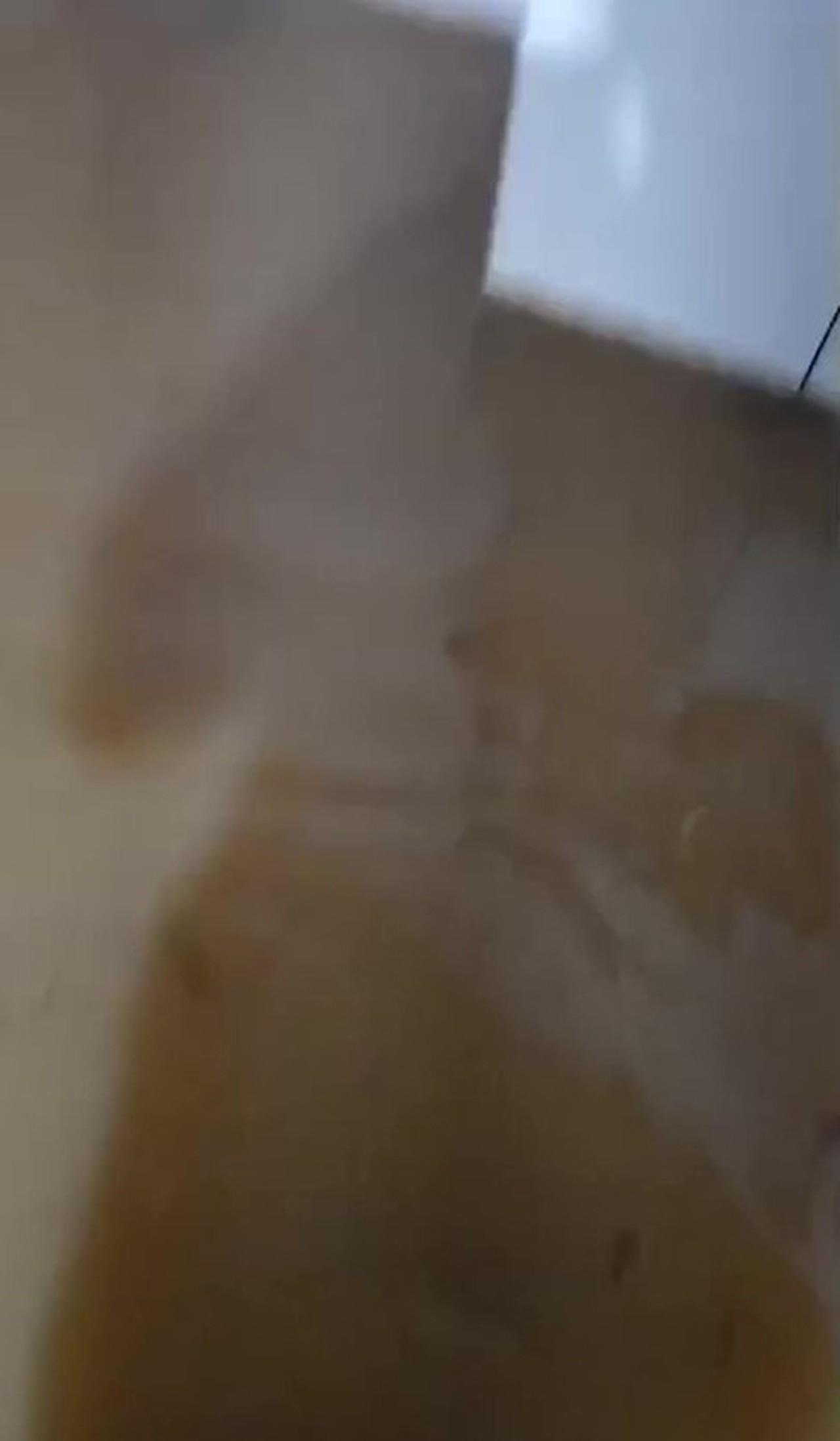 Água no joelho, moradores ilhados e pertences submersos: chuva forte volta a provocar alagamentos no RJ; vídeo