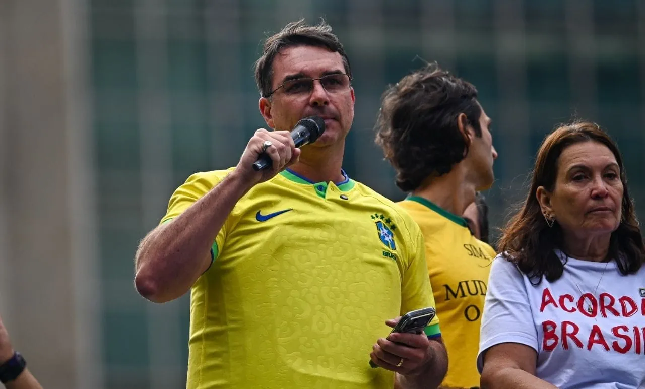 Homem é levado para depor após suspeita de ameaça a Flávio Bolsonaro