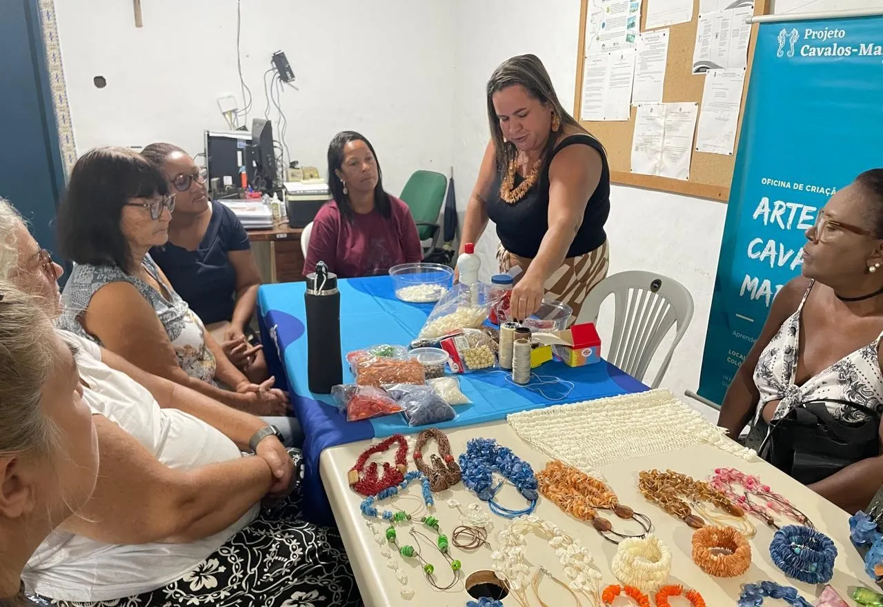 Projeto Cavalos-Marinhos promove oficina de biojoias para mulheres RJ | G1