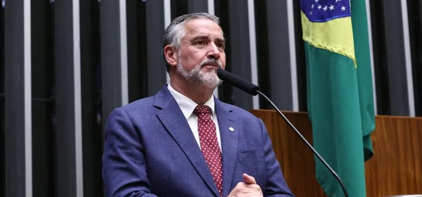 Governo manobra e proposta de escala 4 X 3 do PL é rejeitada sem votação