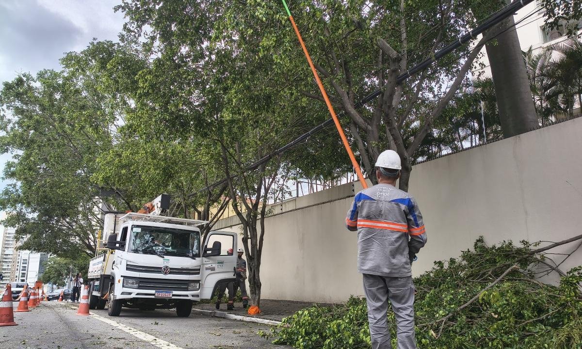 Apenas com geradores, população segue sem energia após apagão no centro de SP