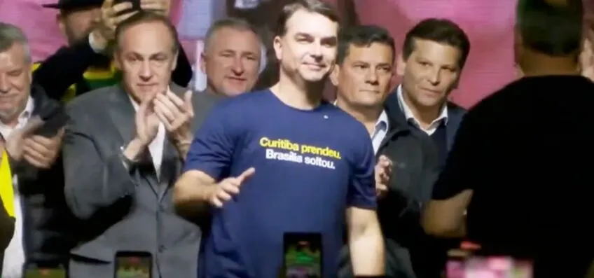 Flávio diz que Lula faz parte ou é ameaçado pelo PCC e CV