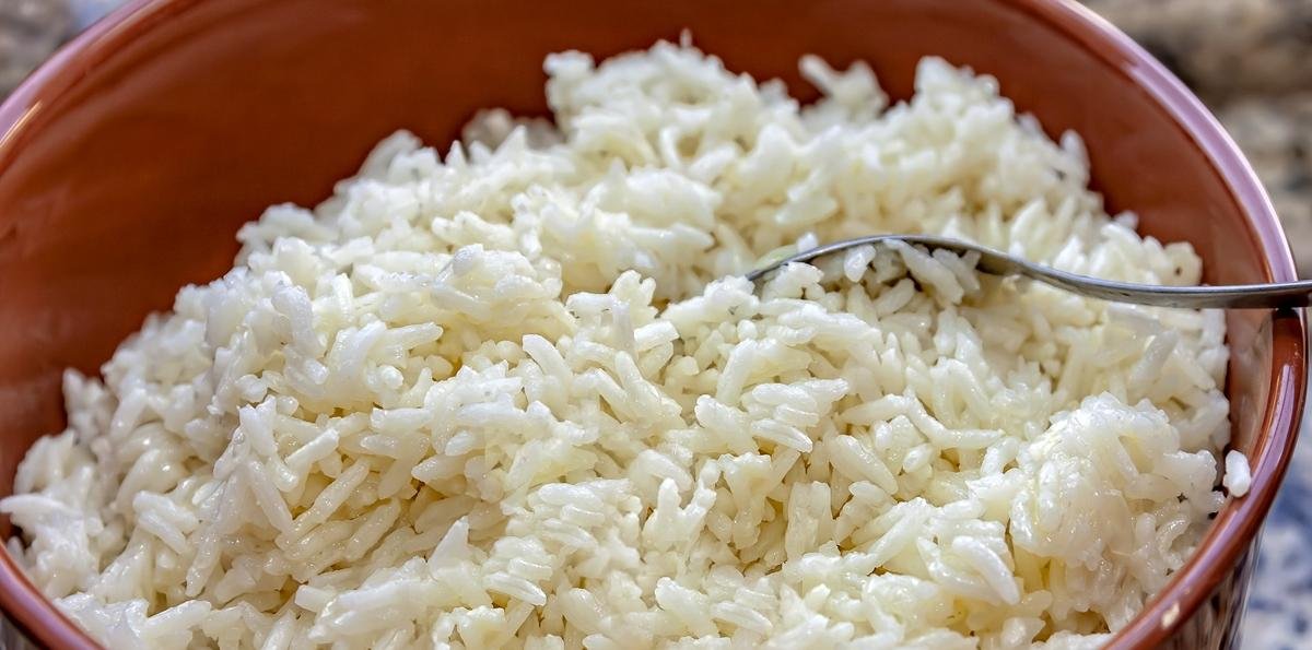 Arroz soltinho na air fryer: ideia prática e sem sujar panela