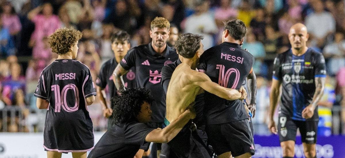 Messi é jogado ao chão por segurança que queria protegê-lo de abraço de torcedor em Porto Rico