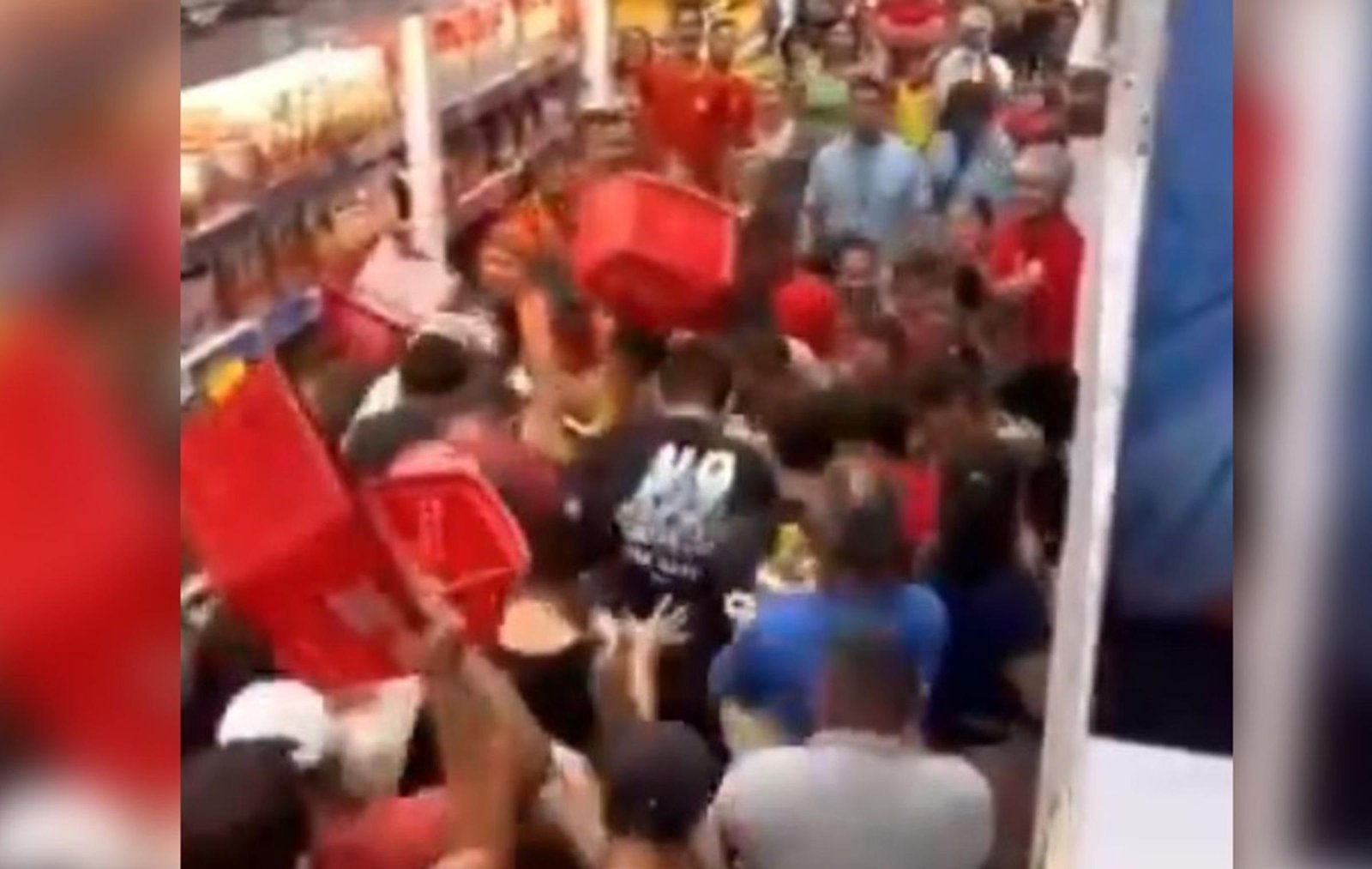 Promoção de macarrão instantâneo a R$ 0,01 provoca correria em mercado