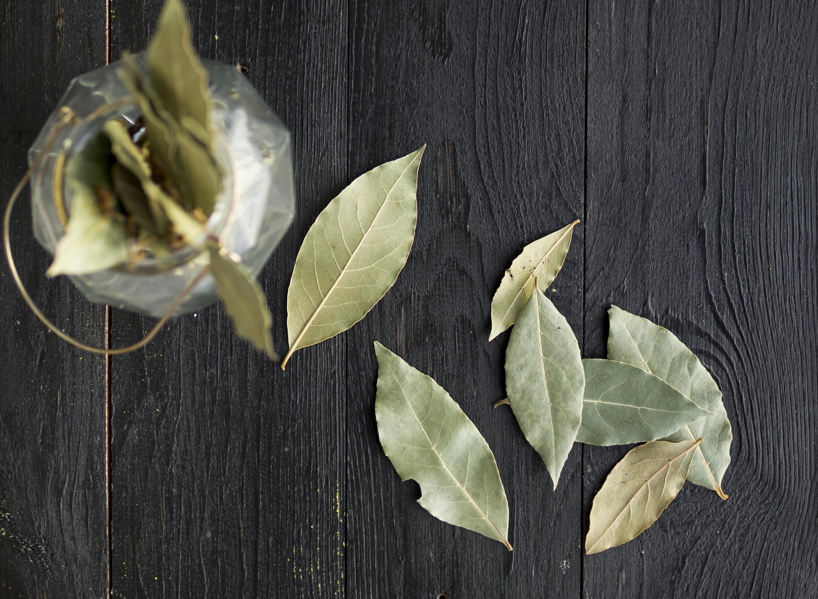 Uma receita caseira com folhas de louro e água morna para aliviar pés cansados