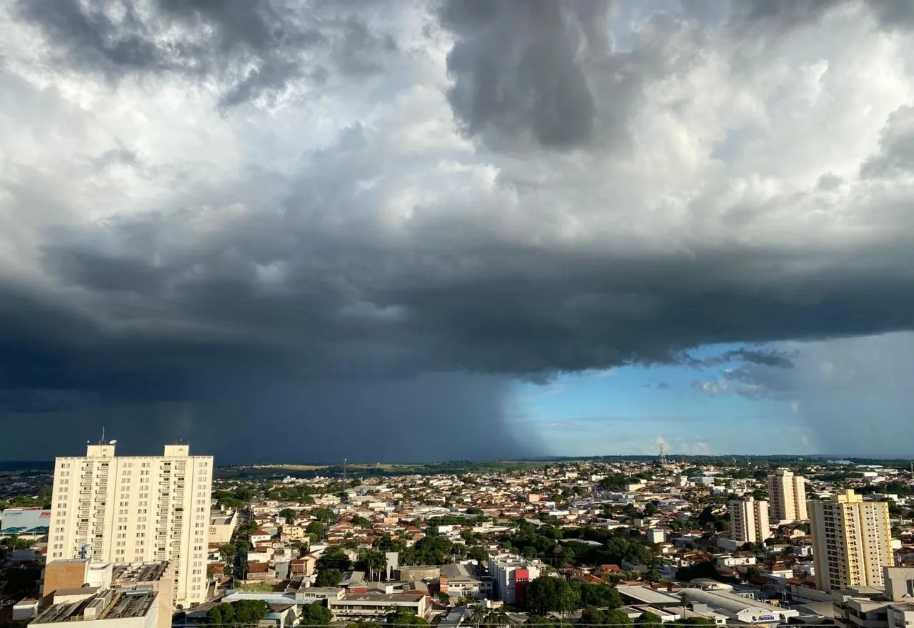 Alerta prevê fenômenos extremos no interior de SP; saiba o que são tornados e microexplosões