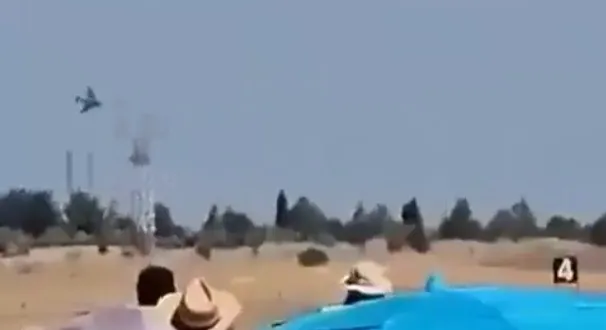 Caça F-4 Phantom cai durante show aéreo na Grécia e mata dois pilotos; vídeo