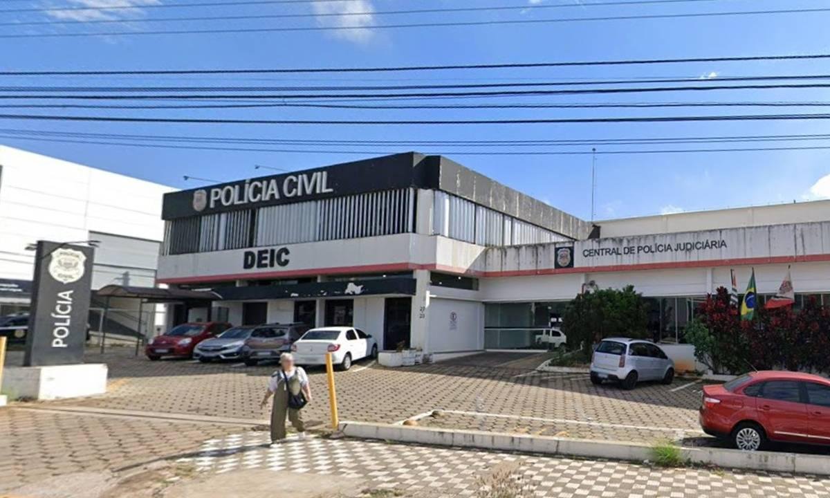 Homem é encontrado morto com mãos amarradas na garagem de casa