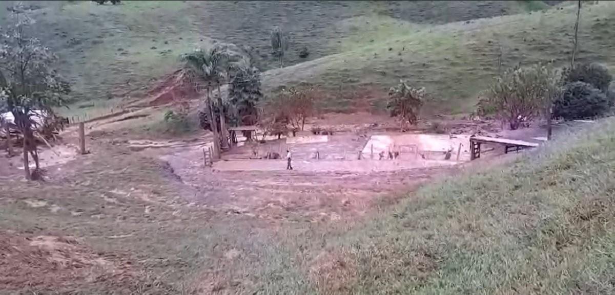 VÍDEO: Chuva carrega casa em Tabuleiro, e família é socorrida com vida | G1